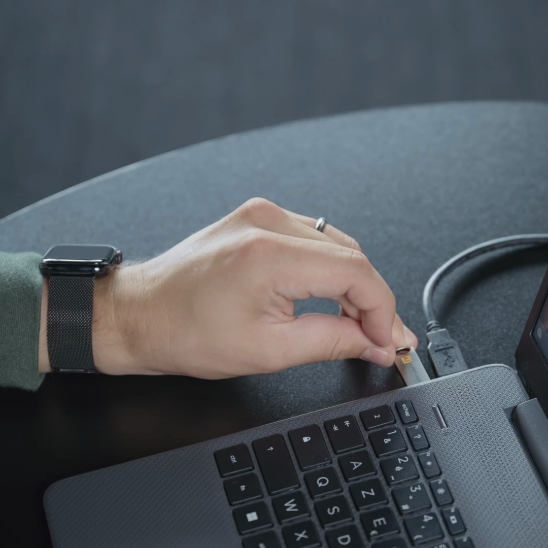 People plugging a usb-key in laptop